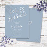 Convite Dusty Blue Baby Boy Sprinkle Chá<br><div class="desc">Um convite moderno e minimalista para o chá de bebê,  com coração desenhado à mão e tipografia na moda num fundo azul empoeirado. Projetado por Thisnotme©</div>