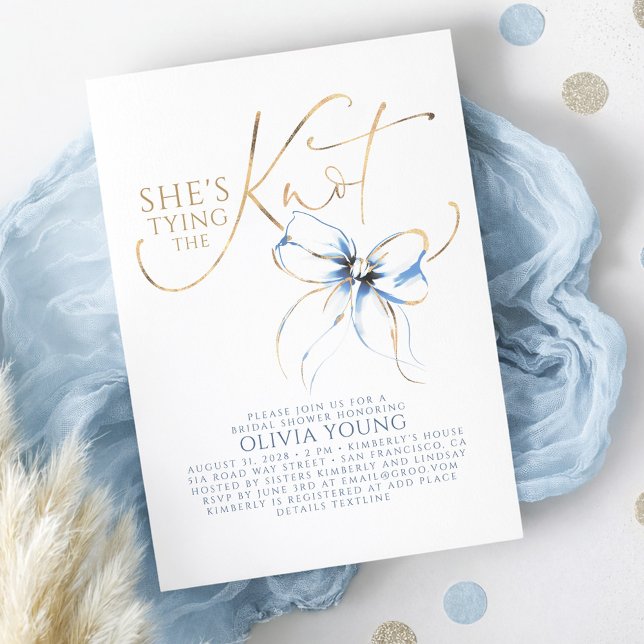 Convite Dusty Blue Bow She's Tying The Knot Bridal Shower (Dusty Blue Bow Bridal Shower Invitation Romantic Elegant Calligraphy with French Vintage Ribbon)