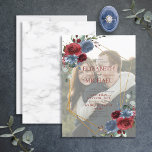 Convite Dusty Blue Burgundy Foto Dourada sobre Vellum Over<br><div class="desc">Moderno e moderno, este bonito convite para o casamento design apresenta um falso ouro geométrico amarelo embelezado com rosas e flores cor d'água empoeiradas e cor de borda, sobre uma falso camada de velo, mostrando sua foto de noivado favorita atrás. Os nomes dos casais e alguns detalhes do casamento estão...</div>