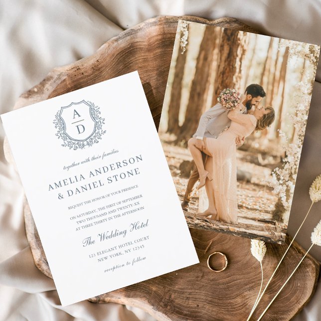 Convite Dusty Blue Floral Crest Monograma Casamento Elegan (Criador carregado)