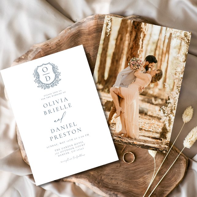 Convite Dusty Blue Floral Crest Monograma Casamento Elegan (Criador carregado)