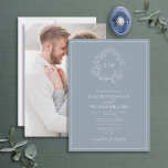 Convite Dusty Blue Leafy Crest Monograma Foto Casamento<br><div class="desc">Estamos adorando este moderno convite de casamento azul empoeirado! Simples, elegante e tão bonito, ele apresenta uma coroa desenhada à mão rodeando um monograma moderno de casamento. É personalizado em tipografia elegante, e acentuado com caligrafia manuscrita. Finalmente, ele é guardado em um quadro delicado e a parte traseira do cartão...</div>