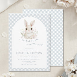 Convite Dusty Blue Little Bunny Gingham Arch Baby Shower