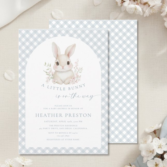 Convite Dusty Blue Little Bunny Gingham Arch Baby Shower (Criador carregado)