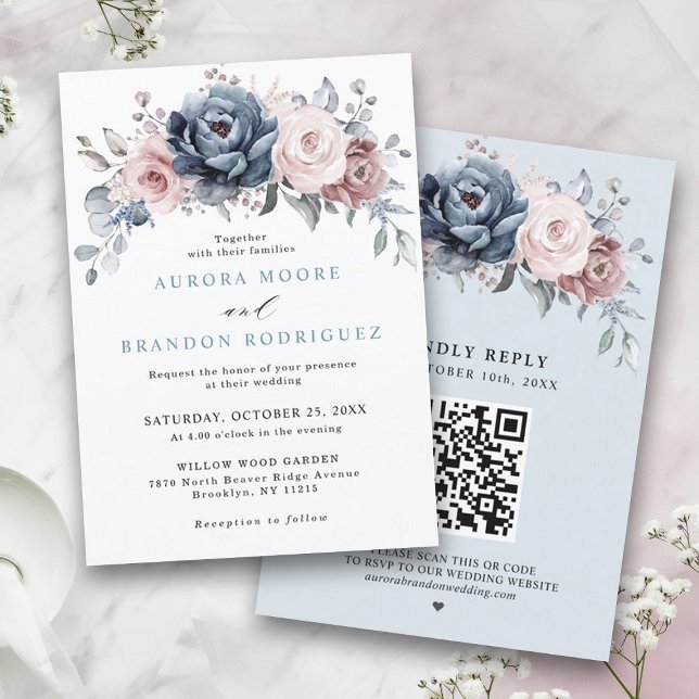 Convite Dusty Blue Mauve Rosa rosa Slate Floral Casamento (Dusty blue rose pink slate floral wedding invitation with RSVP QR code on back.)