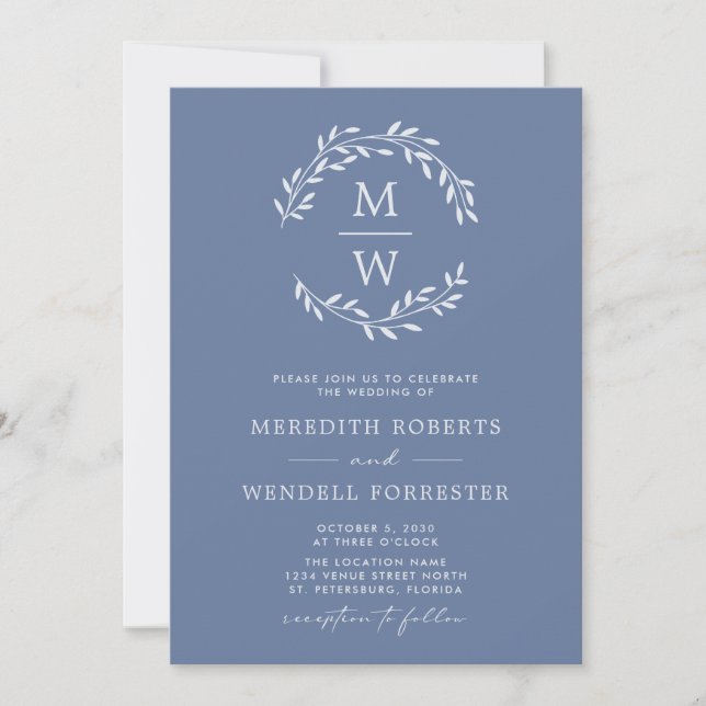 Convite Dusty Blue QR Code RSVP Monograma Wreath Casamento (Frente)