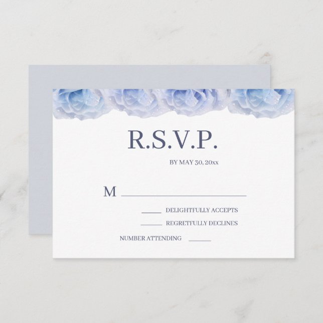 Convite Dusty Blue Rosas Brancos Elegante Floral RSVP (Frente/Verso)