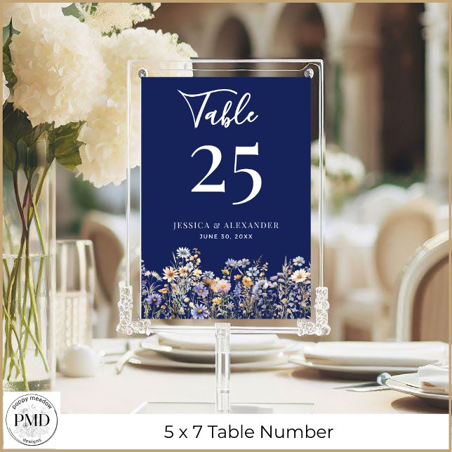 Convite Dusty Blue Wildflower Números de Tabela 5x7 (Dusty Blue Wildflowers Wedding 5 x 7 Table Number with Navy Background, Couple Names, Wedding Date.
)
