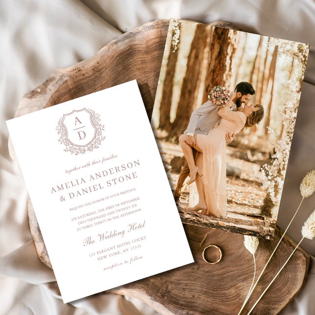 Convite Dusty Rosa Elegant Floral Crest Monograma Casament (Criador carregado)