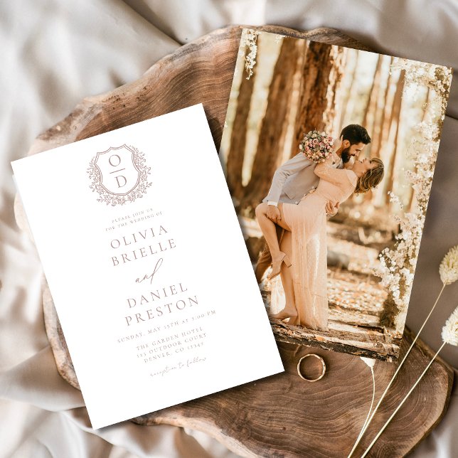 Convite Dusty Rosa Elegant Floral Crest Monograma Casament (Criador carregado)