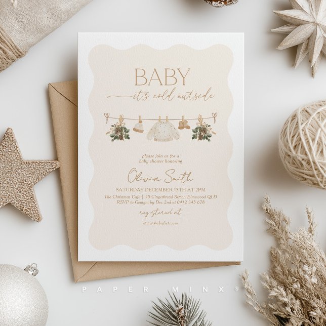 Convite é Frio Lá Fora Chuveiro de Bebê Bege Neutro (Gender Neutral Baby Shower Invitation. Christmas clothesline with baby clothes and greenery. )