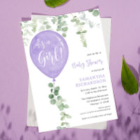 É um chá de fraldas de eucalipto de balões roxos