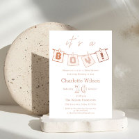 É um Menino! Bebê de Xadrez Marrom Fofo para Chá d