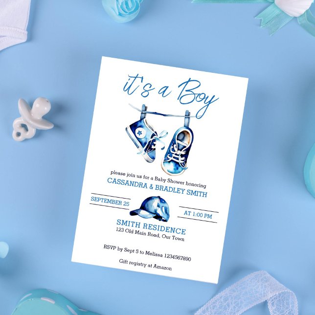 Convite É um menino calçado azul um boné simples moderno (It's a boy blue baby sneakers on a line baseball cap baby shower template invitation watercolor)