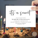 Convite É um segredo, Festa de aniversário surpresa<br><div class="desc">É um segredo,  estamos lançando um cartão de convite de festas surpresa. Planejar a celebração da festa de aniversário para a sua amada família? Convide os convidados com este Cartão de Convite perfeito. Adicione seus detalhes em caracteres pretos / letras correspondentes.</div>