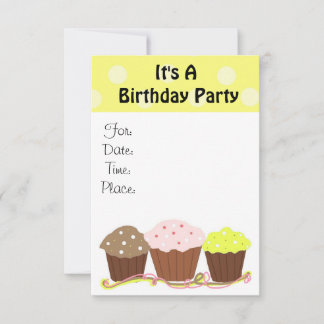 Convite É uma festa de aniversário com cupcakes