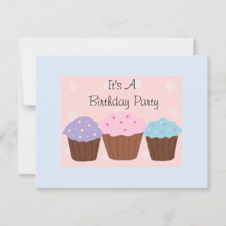 Convite É uma festa de aniversário com cupcakes