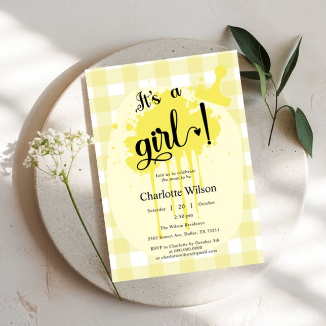 Convite É uma menina Chá de Bebê Pastel em Xadrez Amarelo  (Criador carregado)