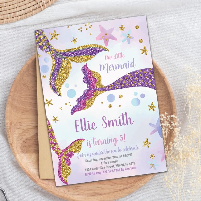 Convite Editável sob a placa de festas marítimas com arco- (Mermaid Tails Glitter Birthday Invitation)
