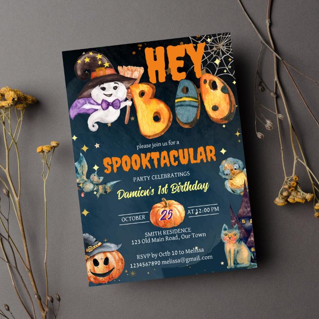 Convite Ei, festa de aniversário de Dia das Bruxas (Hey boo cute baby ghost in a hat birthday party invitation bat owl cat Halloween birthday invitation)