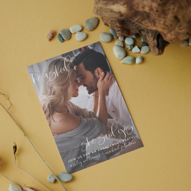 Convite Ela Disse Sim 2 Noivado De Caligrafia Fotográfica (Engaged & Excited! Join Us for the Party 🥂💍 [Personalize Here])