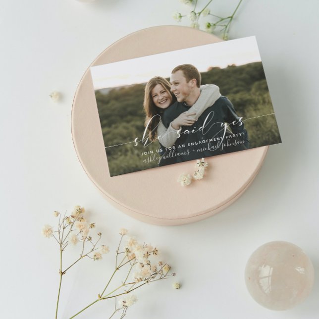 Convite Ela Disse Sim Calliografia 2 Festa de noivado Foto (Engaged & Excited! Join Us for the Party 🥂💍 [Personalize Here])