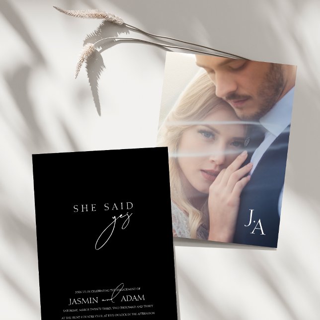 Convite Ela disse sim! Casamento de Fotografias de Script  (She said Yes! Black Simple Script Photo Wedding Invitation)