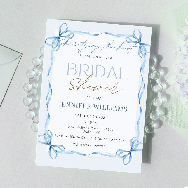 Convite Ela é Casando Chá de panela de fita azul (She's Tying the Knot Blue Ribbon Squiggle Bridal Shower Invitation)