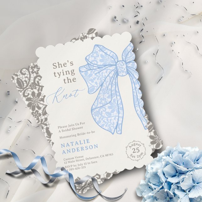 Convite Ela é casando de Arco azul de rendas (She's tying the Knot Blue Lace Bow Bridal Shower Invitation)