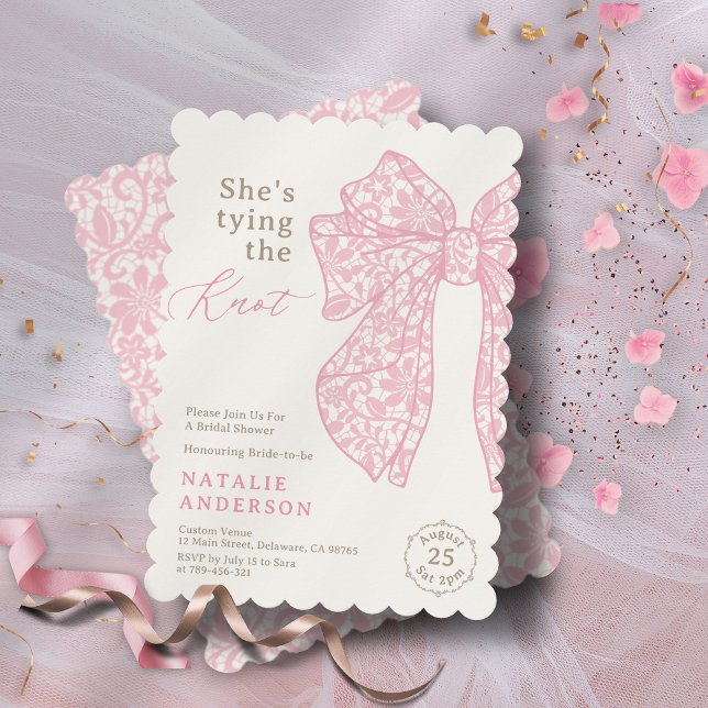 Convite Ela é casando de Arco de rendas de tinta (She's tying the Knot Pink Lace Bow Bridal Shower Invitation)