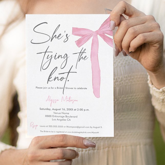 Convite Ela é Casando de Arco rosa. (She's tying the knot script bridal shower invitation template with pink bow.)
