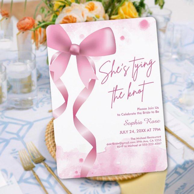 Convite Ela é Casando de Arco rosa suave (She's Tying the Knot Soft Pink Bow Bridal Shower Invitation)