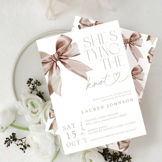 Convite Ela está amarrando o Knot Elegant Bridal Shower (Easily personalize this elegant bow bridal shower for the perfect celebration of the bride to be!)