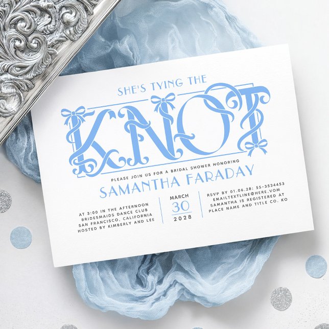 Convite Ela Está Dando o Nó Chuveiro de Noiva Arco Azul Em (Dusty Blue Bow Bridal Shower Invitation with luxury rococo era's design)