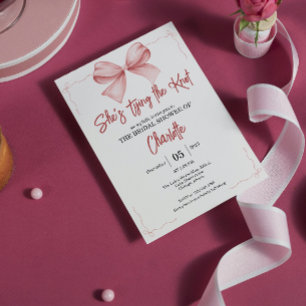 Convite ela está dando o nó no laço festa de noivado rosa