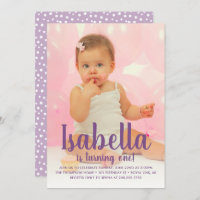 Ela Está Fazendo Um Aniversário de Uma Menina Roxa