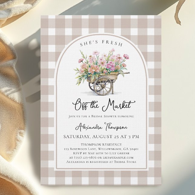 Convite Ela está fora do carrinho de compras Gingham Chá d (shes fresh off the market bridal shower theme flower cart floral elegant rustic pretty calligraphy)