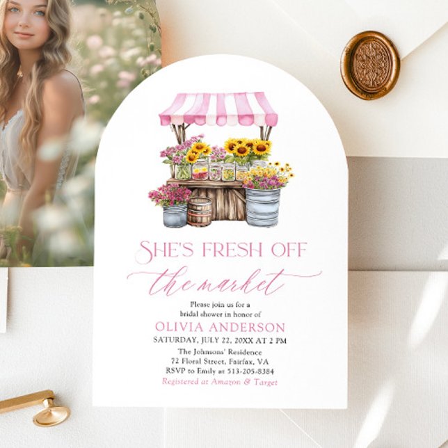 Convite Ela está fresca do Chá de panela de mercado. (Watercolor She's Fresh Off The Market Bridal Shower Arched Invitation)