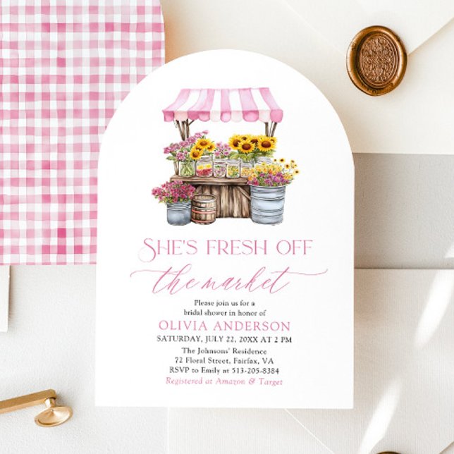 Convite Ela está fresca do Chá de panela de mercado. (Watercolor She's Fresh Off The Market Bridal Shower Arched Invitation)