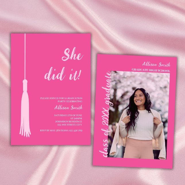Convite Ela Fez A Trendy Chic Hot Pink Graduação De Fotos (graduation party invitation class of 2024 photo trendy chic feminine pink grad tassel)