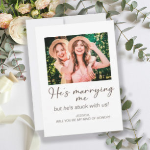 Convite Ele está casando comigo preso com a nossa foto de