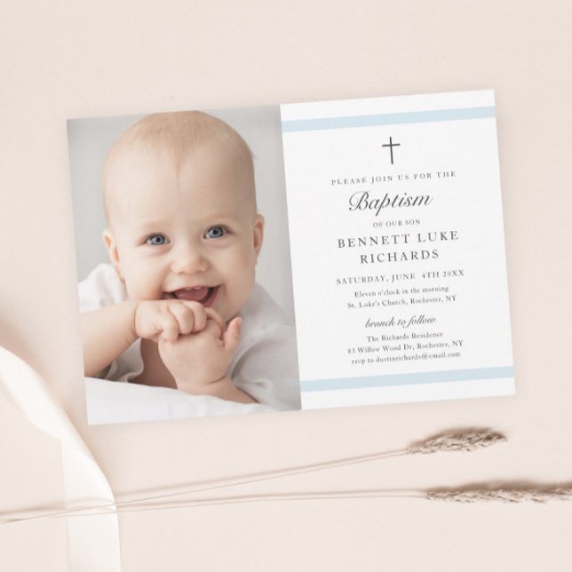 Convite Elegância Moderna Meninos Foto Batismo (Modern boys photo baptism invitation with elegant script and minimal religious cross and typography.)