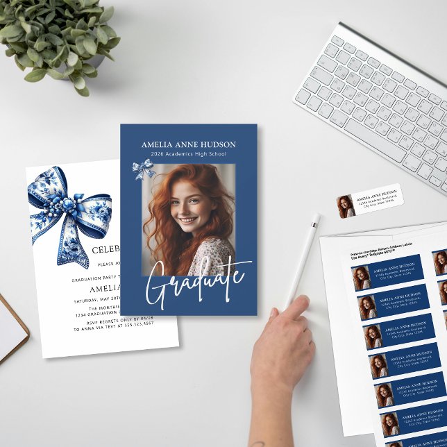Convite Elegant Blue Bow Photo 2026 Graduation Party (Criador carregado)