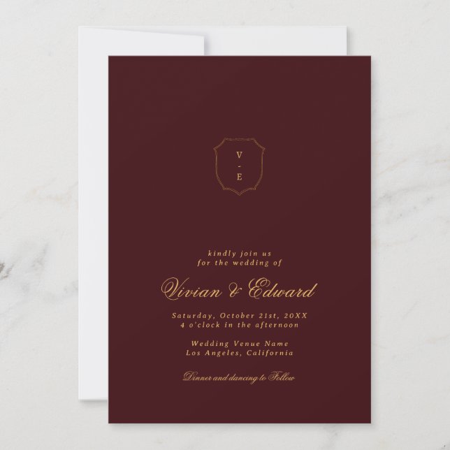 Convite Elegant Crest Monogram Burgundy and Gold Wedding (Frente)