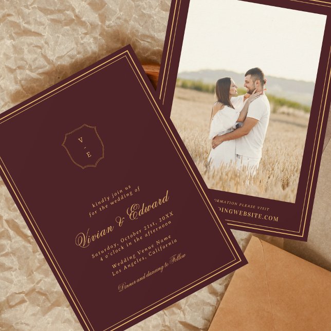 Convite Elegant Crest Monogram Burgundy & Gold Wedding (Criador carregado)