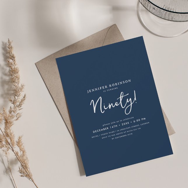 Convite Elegante 90 de Script Moderno Azul Marinho de Aniv (Elegant Modern Script 90th Birthday Navy Blue Invitation)