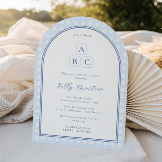 Convite Elegante Arch ABC Bloqueia Chá Baby Boy (Preppy pale blue and white nursery blocks arch baby shower invites with cane weave bamboo pattern)