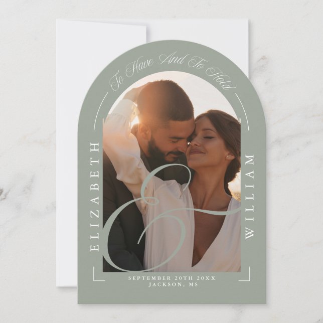 Convite Elegante Arco de Foto Verde Sálvia Casamento Calig (Frente)