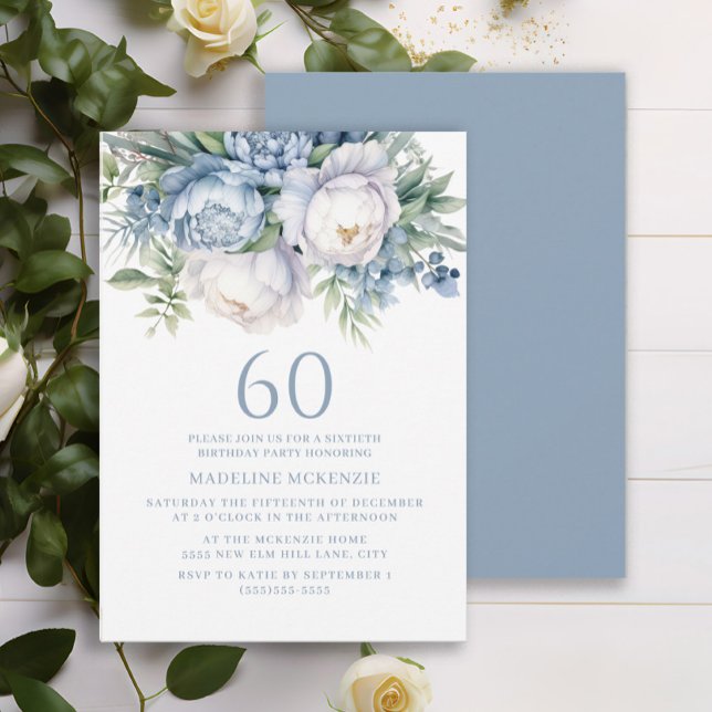 Convite Elegante Azul Azul Floral 60º Aniversário (Dusty blue and white floral 60th birthday party invitation)