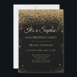 Convite Elegante Black Dourado Surpresa 60ª Festa de anive<br><div class="desc">Este design elegante apresenta um fundo preto,  brilho dourado e letra personalizada de script. Que bela maneira de convidar seus convidados para esta ocasião especial.</div>